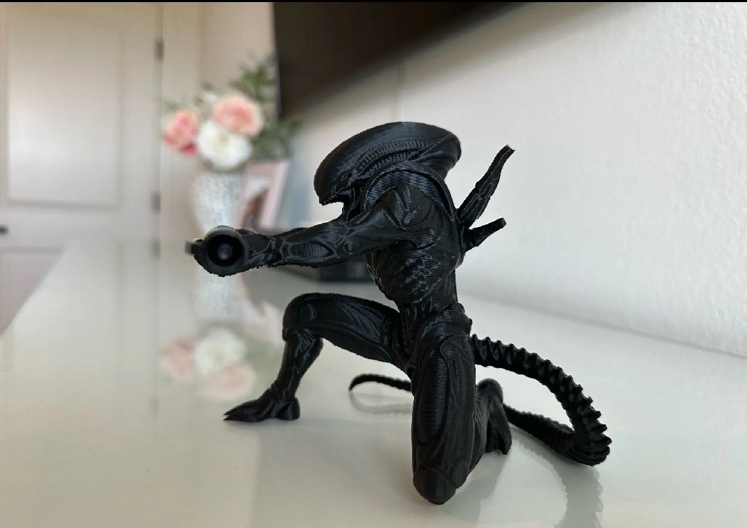 Alien xenomorph pen holder desk decor