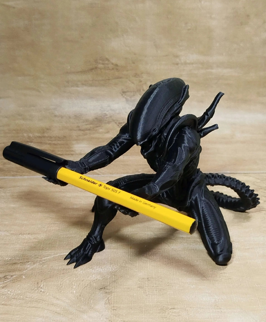Alien xenomorph pen holder desk decor