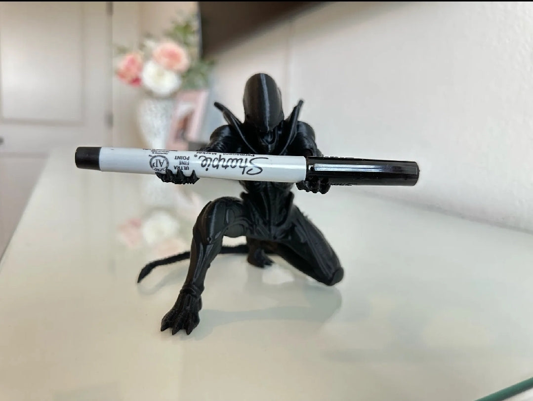 Alien xenomorph pen holder desk decor